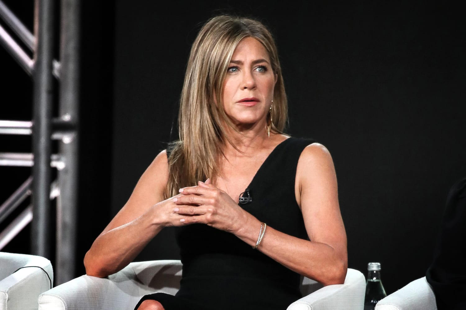 210804-jennifer-aniston-ew-146p